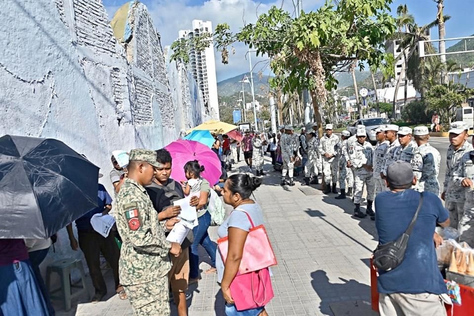 Entrega de enseres a habitantes de Acapulco