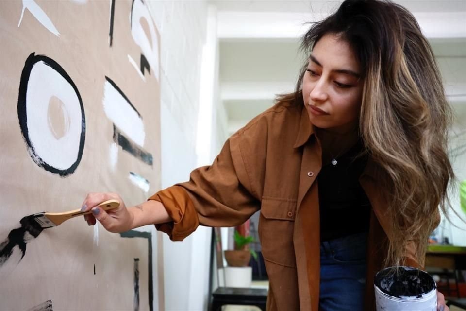 'Mi obra se basa principalmente en figuras geométricas, de latón, de pintura, de pigmentos y me encanta retratar eso', dice Renata Alarcón, otra de las artistas de la comunidad.