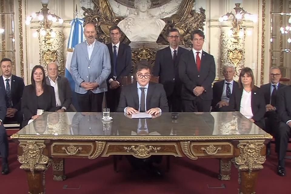 El Presidente Javier Milei dio un mensaje a la nación desde la Casa Rosada, rodeado de sus Ministros.