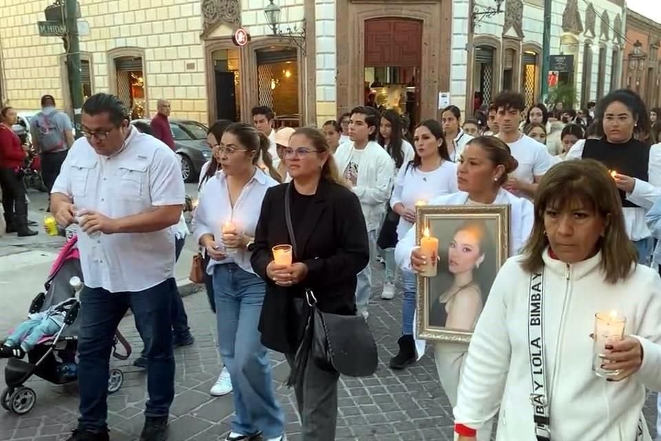 Las familias portaron fotografías de las víctimas.