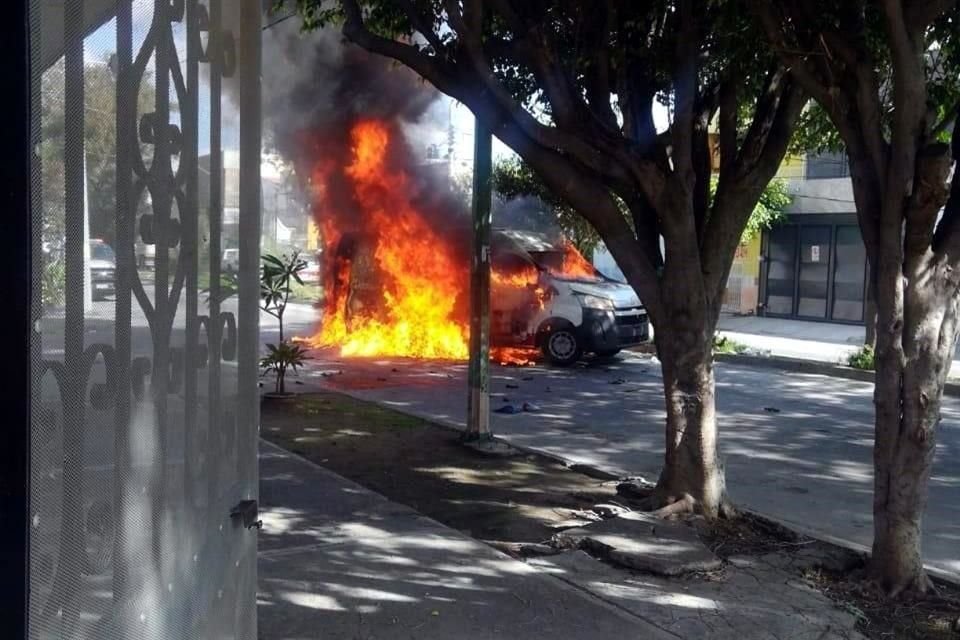 Los sospechosos incendiaron una camioneta para huir.