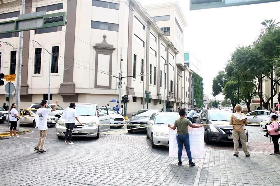 Familiares de desaparecidos en la Carretera Monterrey-Nuevo Laredo bloquearon la calle Zaragoza para exigir al Gobierno acciones para resolver la situación.