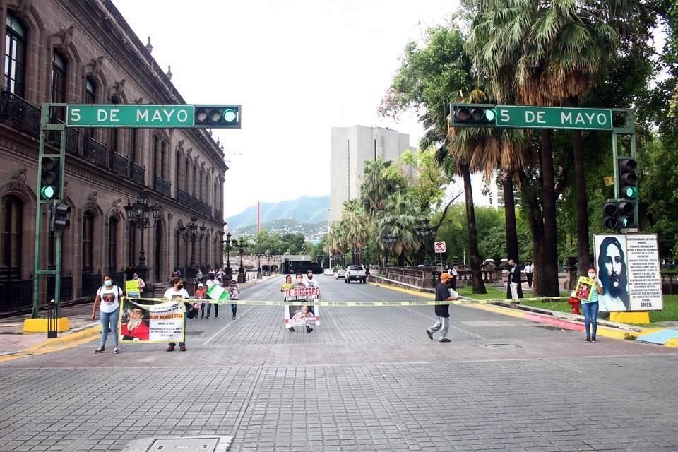 A las 9:50 horas un grupo de unas 15 personas bloqueó la arteria la altura de la calle 5 de Mayo, sosteniendo listones amarillo para impedir el paso de los vehículos.*