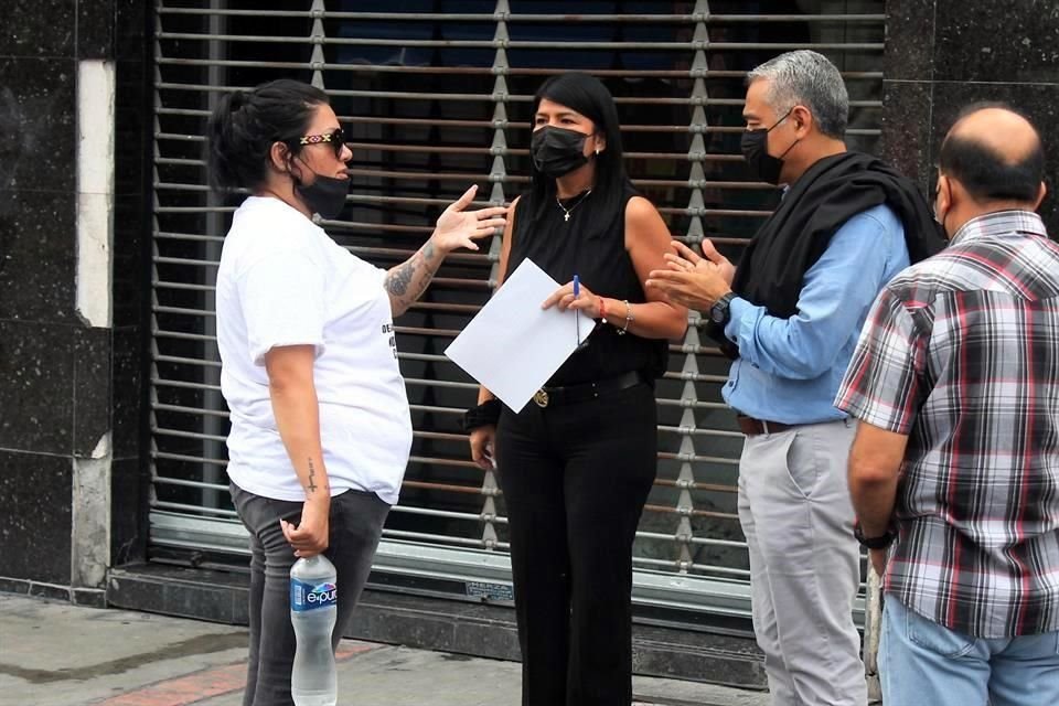 Luego de 30 minutos de mantener bloqueada la calle Zaragoza, al lugar llegó la titular de la Comisión Local de Búsqueda de Personas Desaparecidas, María Balderas, para dialogar con los familiares.