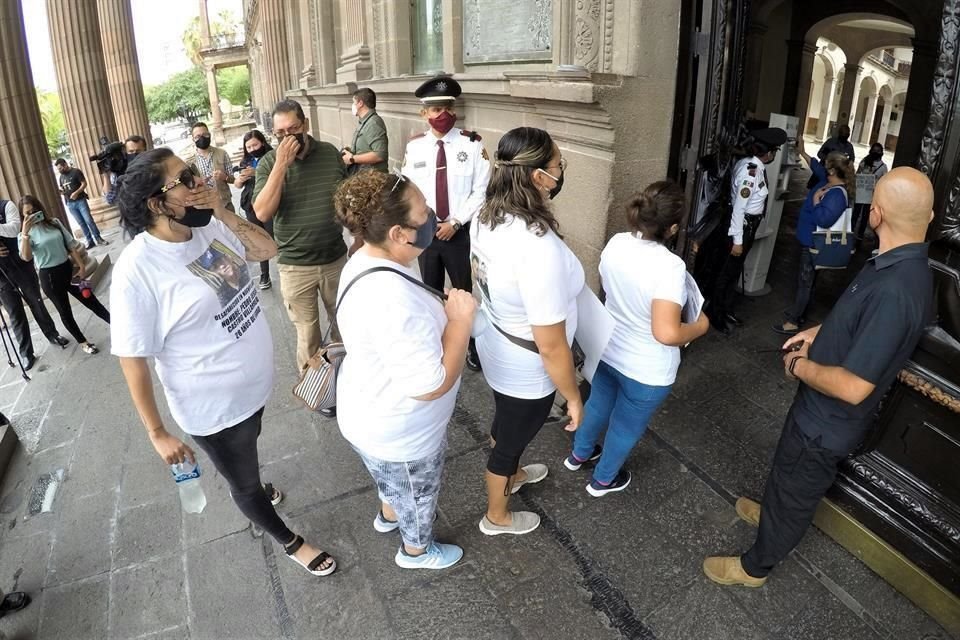 Tras la protesta, una comitiva se reunió con funcionarios en Palacio de Gobierno.