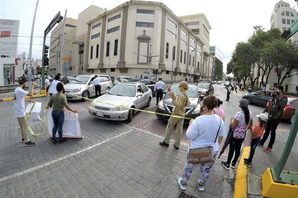 Familiares de desaparecidos bloquearon ayer calles pidiendo ser atendidos por el Gobierno.