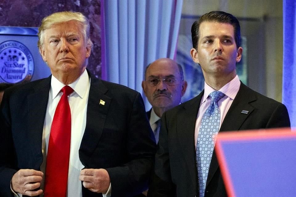 En esta foto de 2017, el jefe financiero de la Organización Trump se ubica detrás de Donald Trump y su hijo Donald Trump Jr.