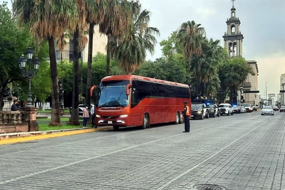 Poco después de las 07:00 horas, el contingente abordo de un autobús que partió de la Macroplaza rumbo a la capital de Tamaulipas.