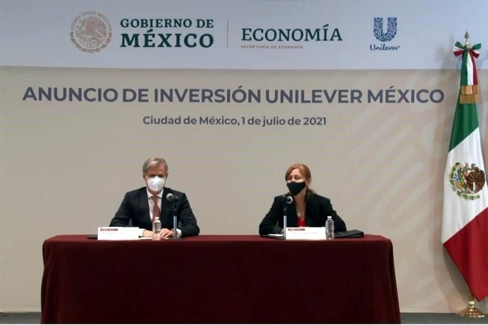 El presidente de Unilever México y la titular de Economía durante el anuncio.