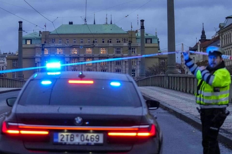 Un oficial de policía asegura una calle después de un tiroteo en el centro de Praga, República Checa.