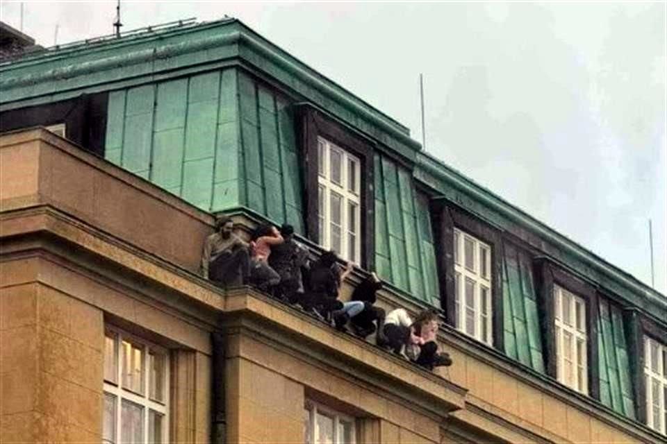 Estudiantes buscaron refugio en inmediaciones de una universidad en Praga debido a un tirador.