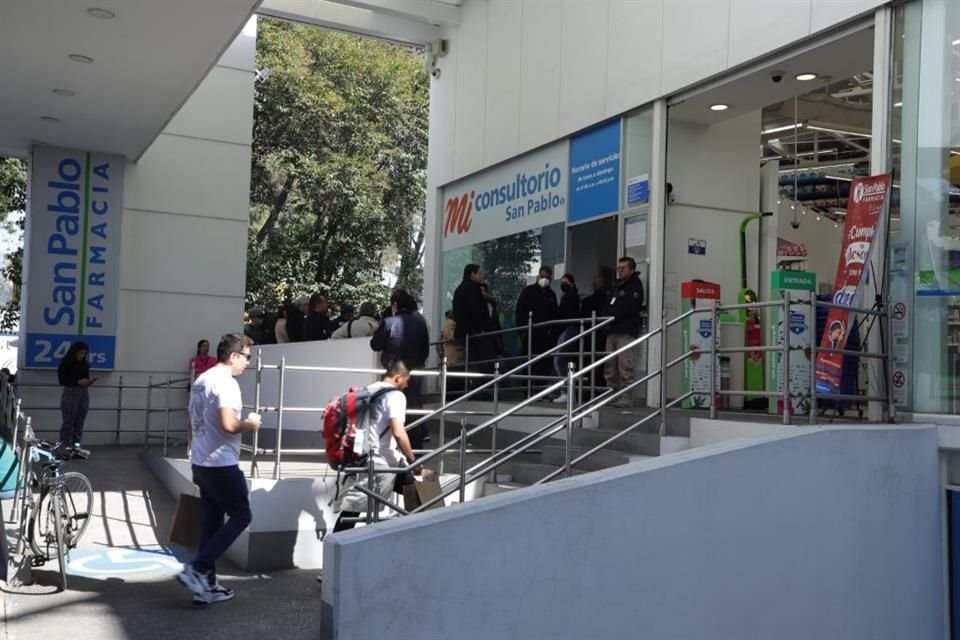 Las vacunas contra Covid-19 de Pfizer se agotaron desde las primeras horas de ayer, cuando arrancó su venta en farmacias de la Capital.