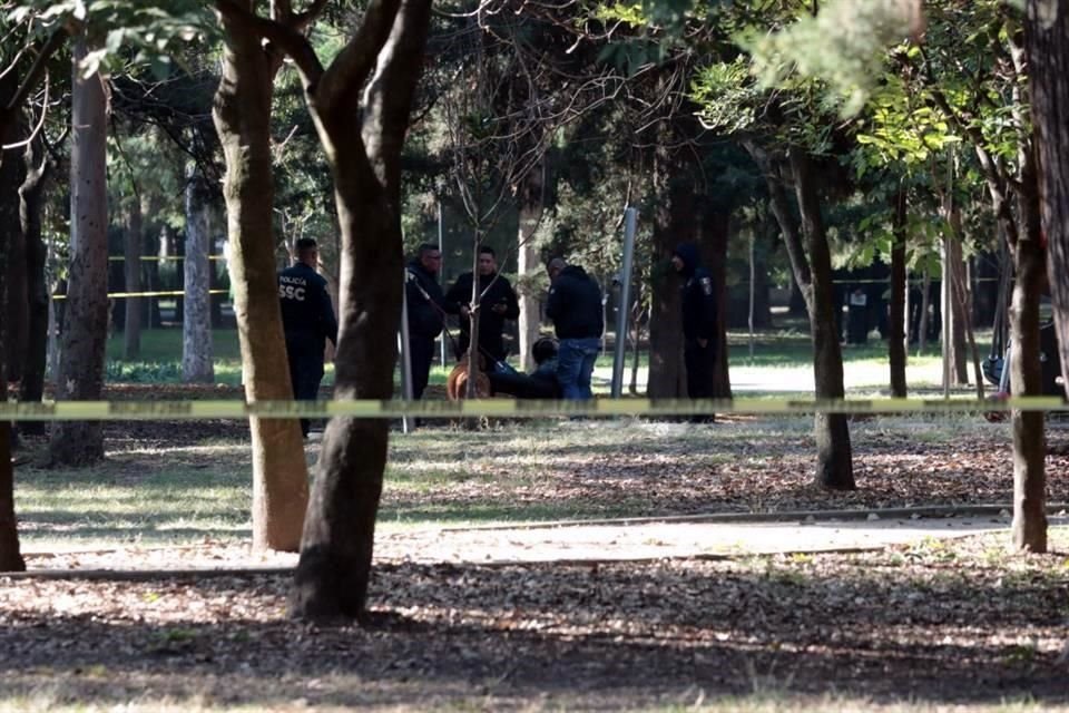 Personas que salieron a correr hallaron el cuerpo en un área de juegos de la zona.