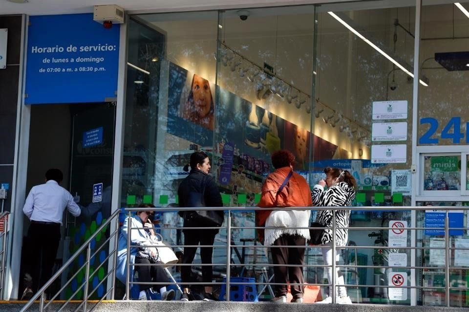 Con la esperanza de que llegaran más dosis, gente hizo fila en las farmacias San Pablo.