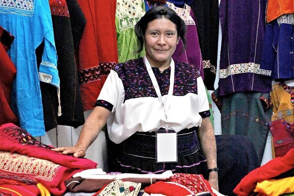 Textiles, orfebrería, piezas de palma y hoja de maíz son solo algunos de los productos que se ofertaban en el puerto.