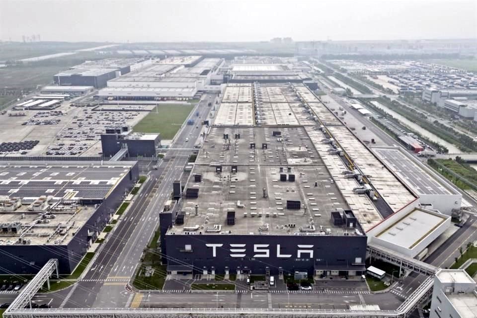 Vista de la gigafactory de Tesla en Shanghai, donde proyecta una segunda planta de baterías para autos eléctricos.