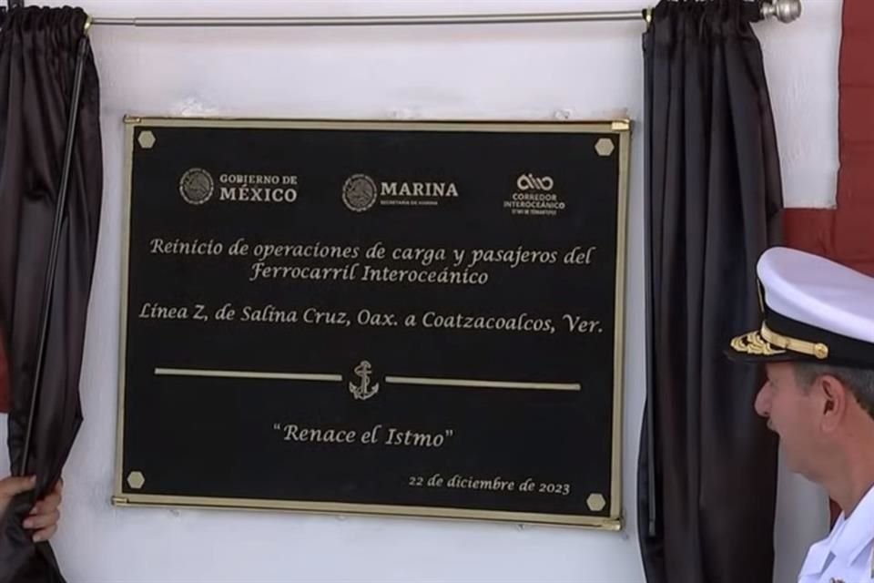José Rafael Ojeda Durán, Almirante Secretario de Marina, develó la placa de la puesta en marcha del Tren Interoceánico.