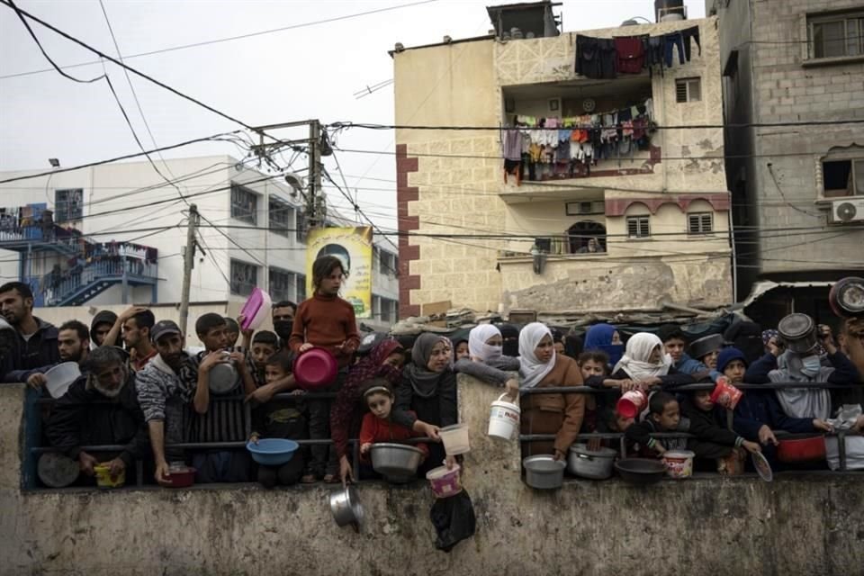 Los palestinos hacen fila para recibir una comida gratis en Rafah, Franja de Gaza.