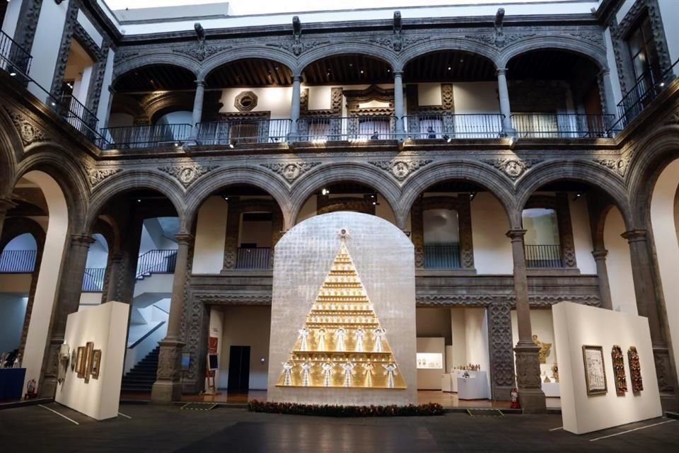 El Palacio de Iturbide en el Centro Histórico exhibe una colección de casi 500 conjuntos de nacimientos tradicionales.