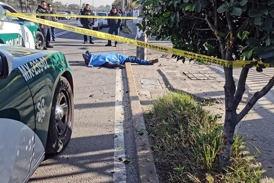 Un motociclista murió al impactarse contra un poste en San Juan de Aragón.