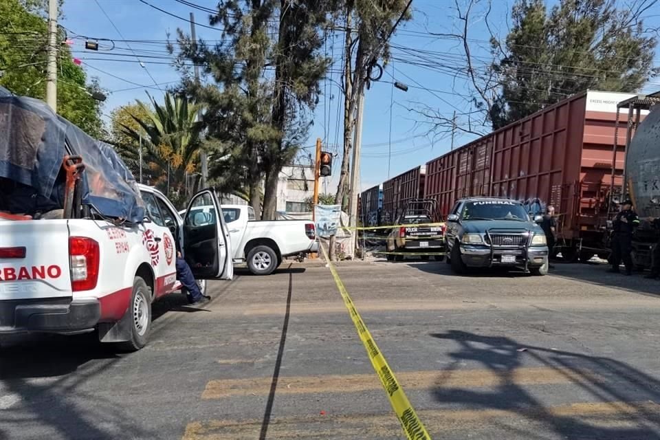 Vecinos señalaron que el ciclista intentó ganarle el paso al tren, pero fue arrollado.