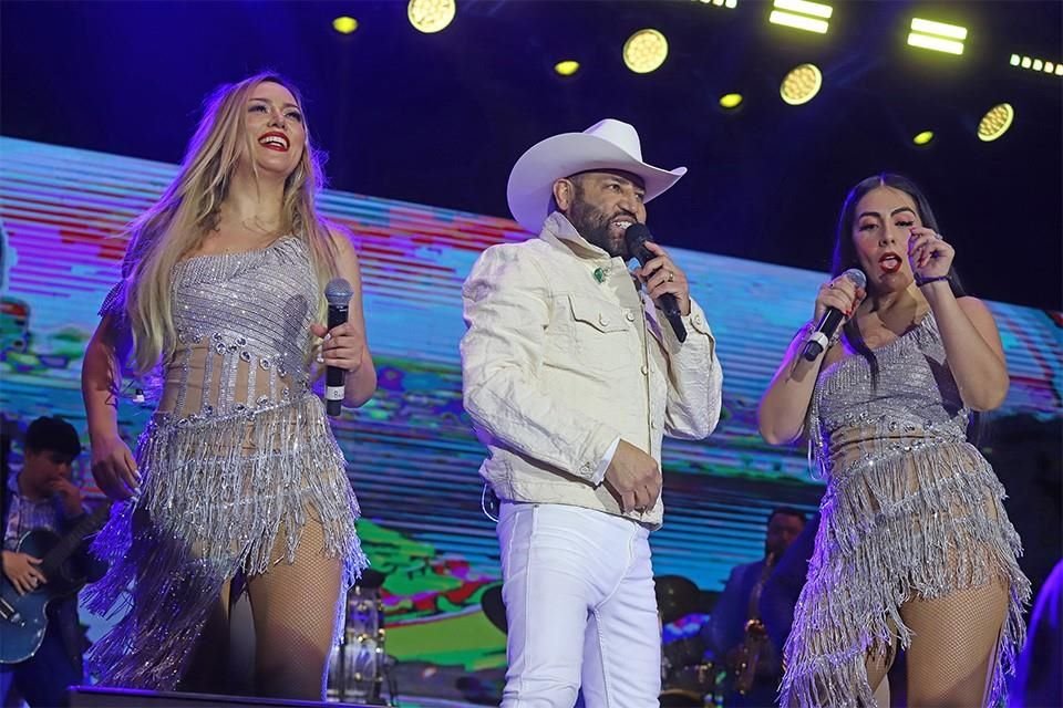 Ultra Laboratorios celebra una posada muy mexicana