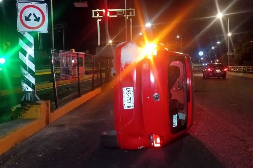 En Azcapotzalco un auto volcó.