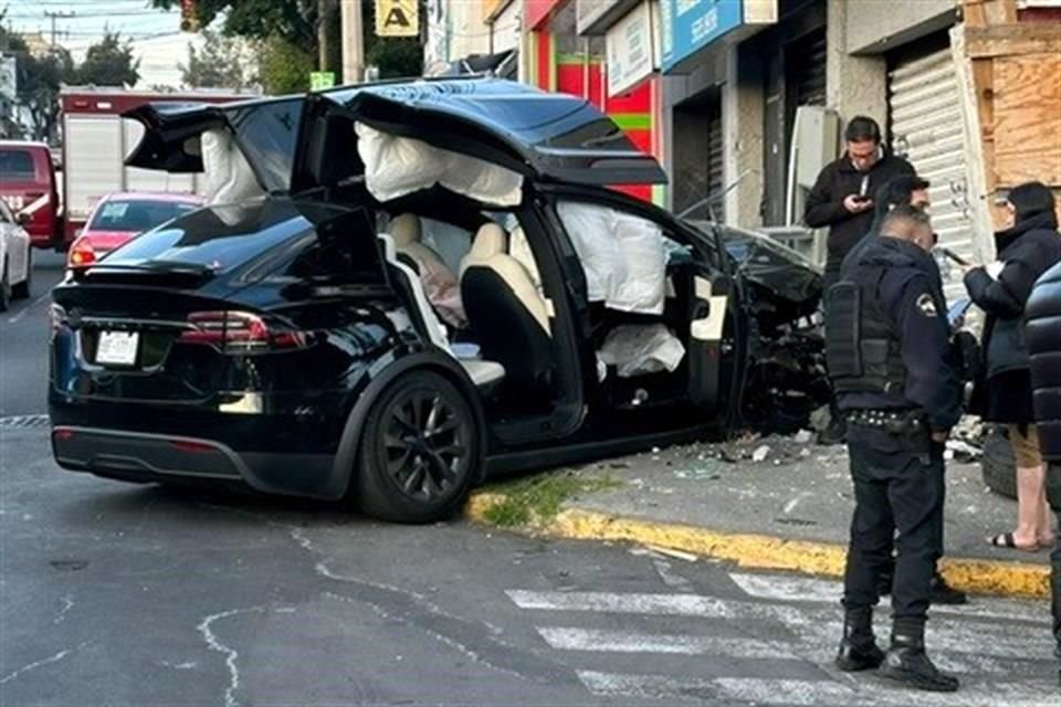 El conductor de un Tesla chocó contra la cortina de un negocio en Calzada Las Águilas y Puente Nacional, en la Colonia Puente Colorado.