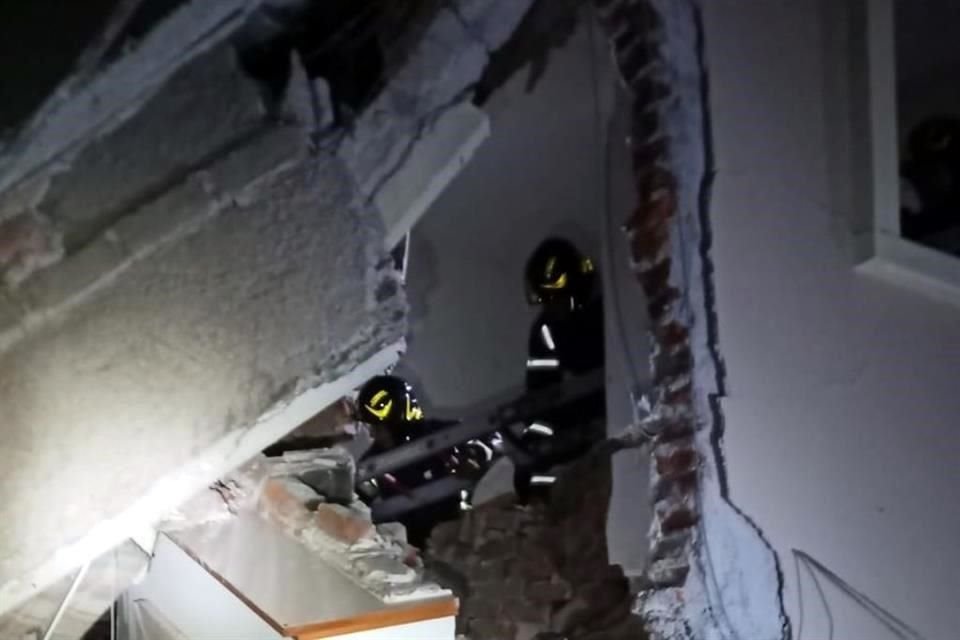 Bomberos acudieron al lugar de la explosión.