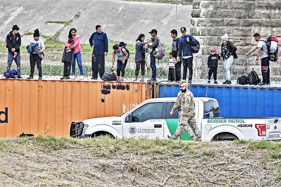 En la frontera de Eagle Pass con Piedras Negras, uno de los dos cruces para tren reabiertos ayer por Estados Unidos, migrantes desafiaron al Río Bravo y a un improvisado muro formado por contenedores y alambre de púas para cruzar a Texas.