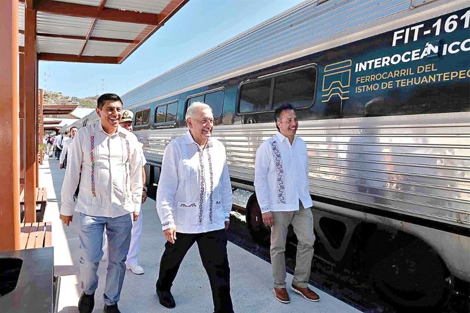 De Oaxaca a Veracruz, con los Gobernadores de ambos estados, AMLO inauguró ayer Tren Interoceánico. 