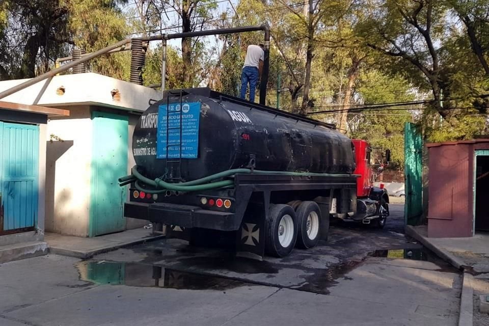 Conductores de pipa señalaron que llegan a cargar hasta 50 unidades en las temporadas de calor.