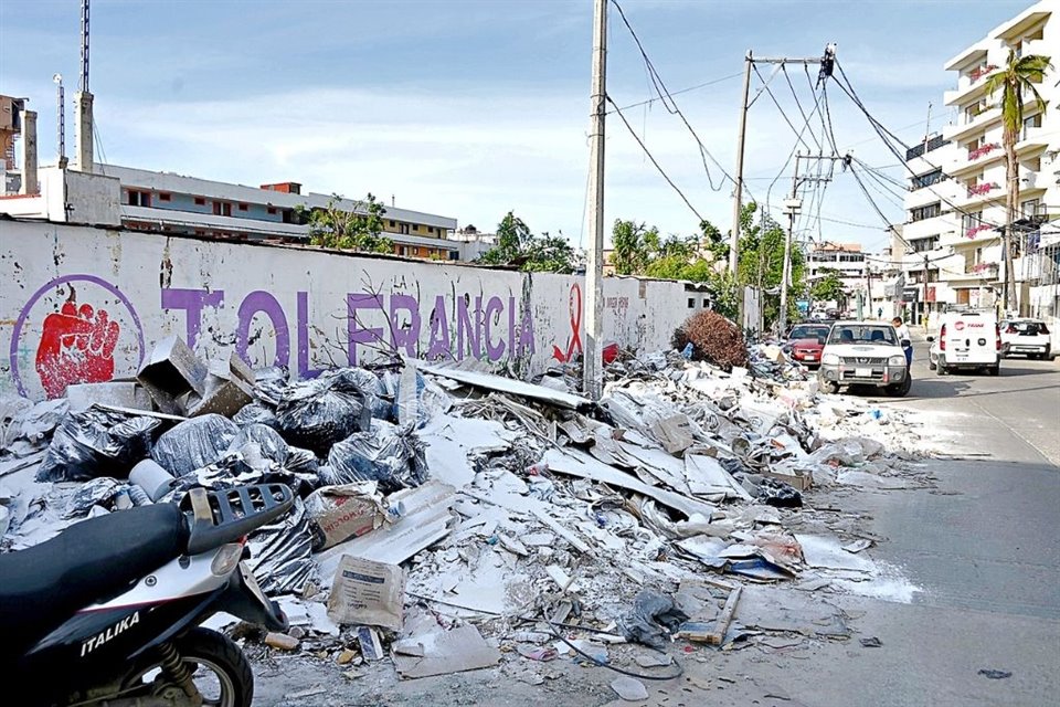 Apenas ayer así se encontraba la pila de basura y escombros. 