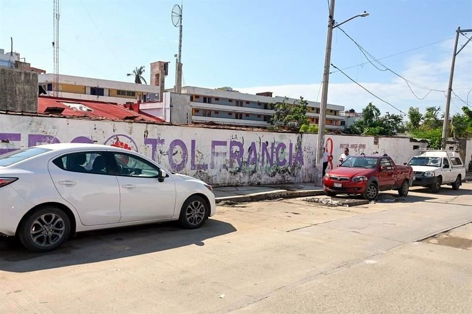 Tras ser exhibido el basurero clandestino, la Calle Cristóbal Colón, a unos metros de la Costera Miguel Alemán, en Acapulco, amaneció limpia.