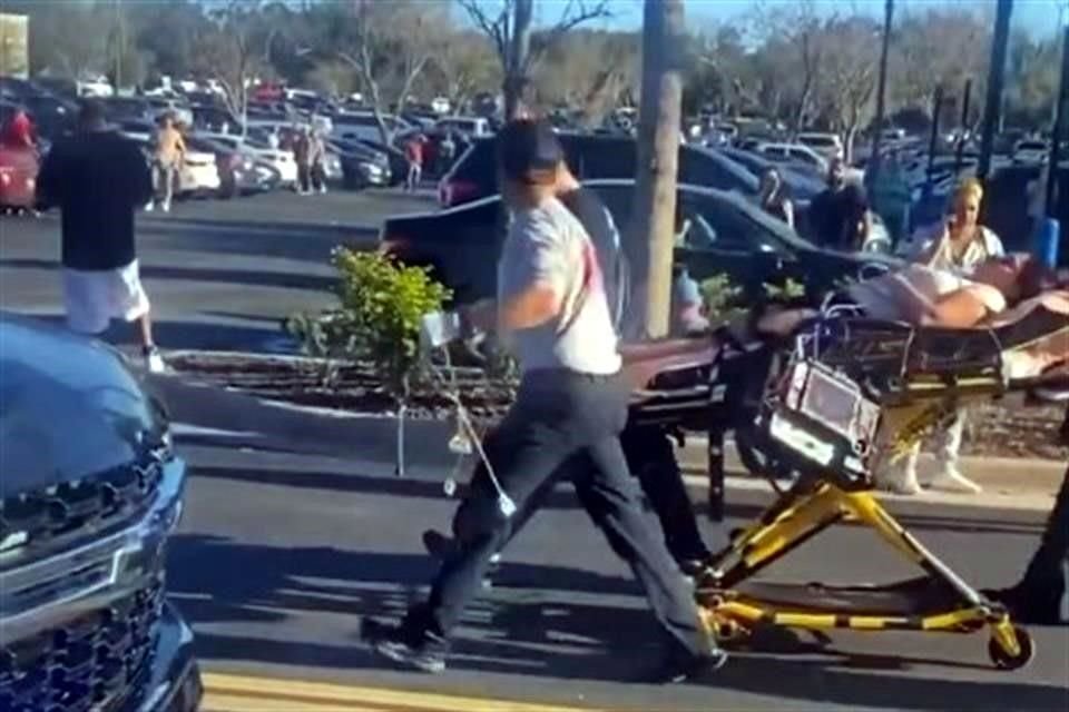 Un tiroteo en un centro comercial de Florida dejó varios heridos; Policía señala que el sospechoso escapó.