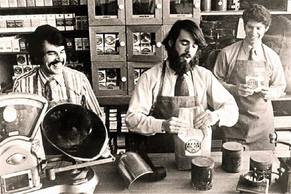 Jerry Baldwin, Gordon Bowker y Zev Siegl en el expendio de café que fundaron en 1970.