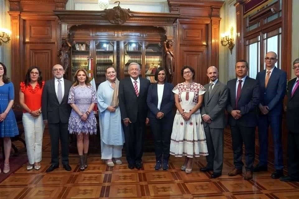 El Presidente López Obrador y los 11 consejeros electorales se reunieron el 12 de junio en Palacio Nacional.