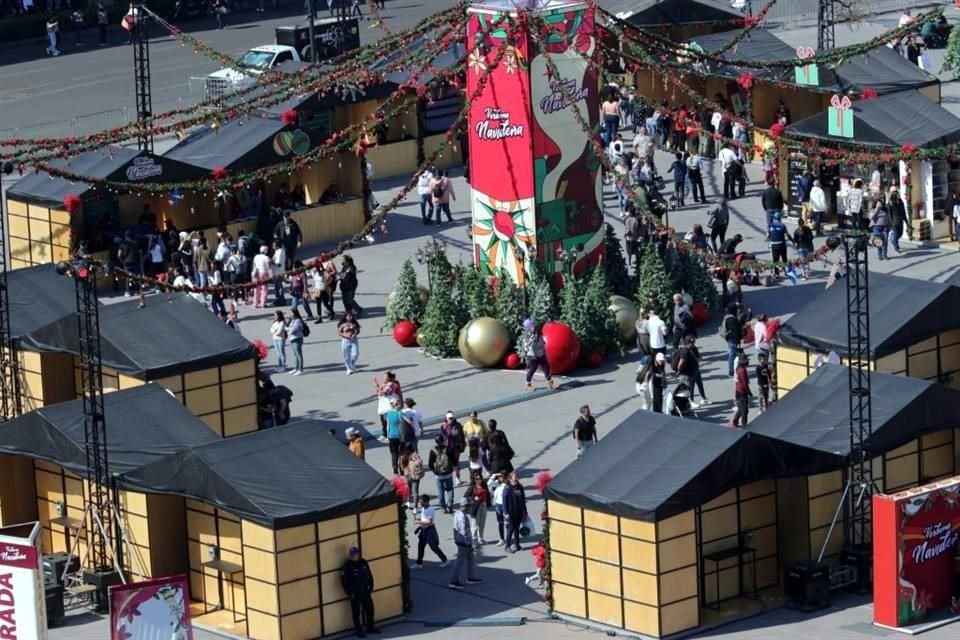 Cientos de personas acuden en estas fechas a visitar recorrer calles del Zócalo y a ver el alumbrado.