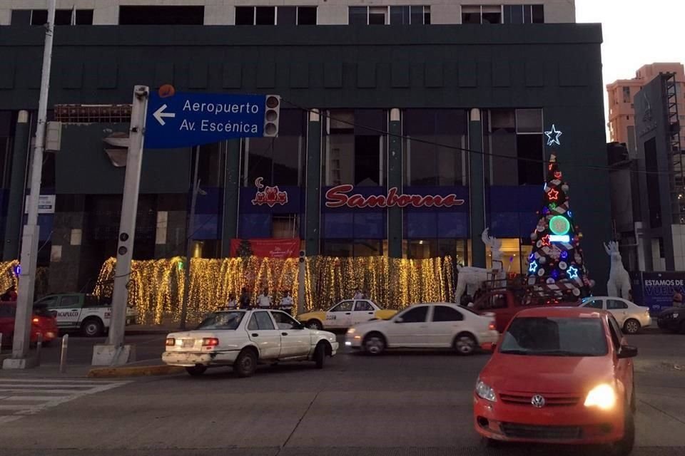 Sobre la Avenida Costera Miguel Alemán fue instalado un árbol de Navidad y un tunel dorado, en un intento por animar la temporada navideña.