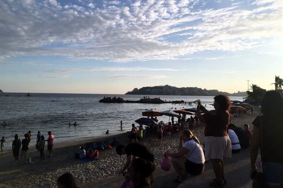 Poco a poco, algunos turistas comienzan a visitar las playas del puerto de Acapulco.