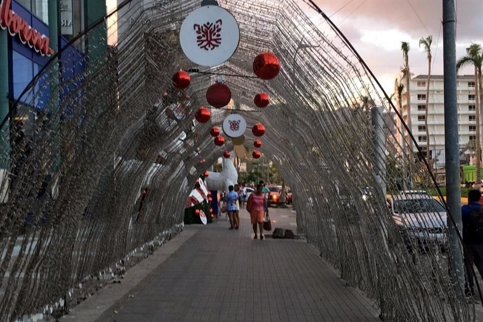 Otro aspecto del túnel dorado instalado sobre la Avenida Costera Miguel Alemán.