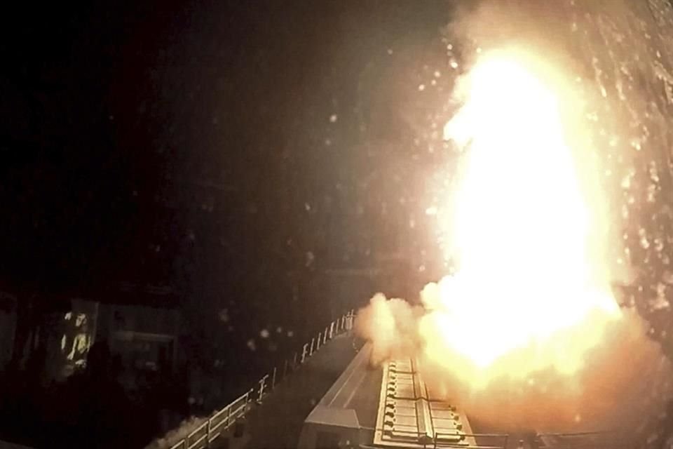 Fotografía del HMS Diamond disparando un misil para responder a un dron que vuela sobre el Mar Rojo, el 16 de diciembre.