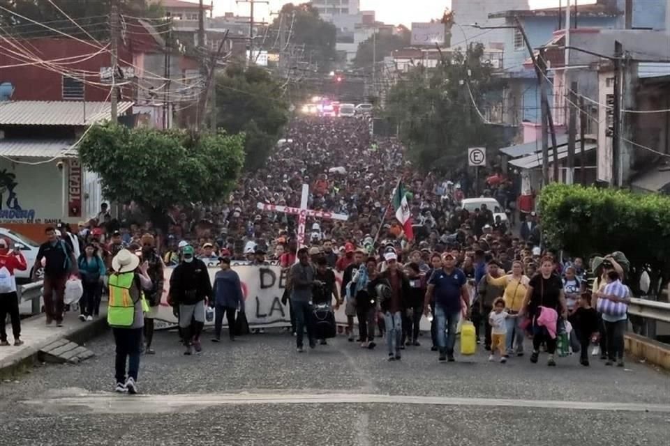 La caravana, conformada por alrededor de 8 mil migrantes de 24, nacionalidades partió del parque Bicentenario en Tapachula, Chiapas, la madrugada de este 24 de diciembre.