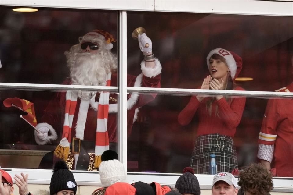 Taylor Swift, disfrutando del partido de la NFL desde el palco, donde fue captada portando un gorro navideño con el número 87 de Travis Kelce.