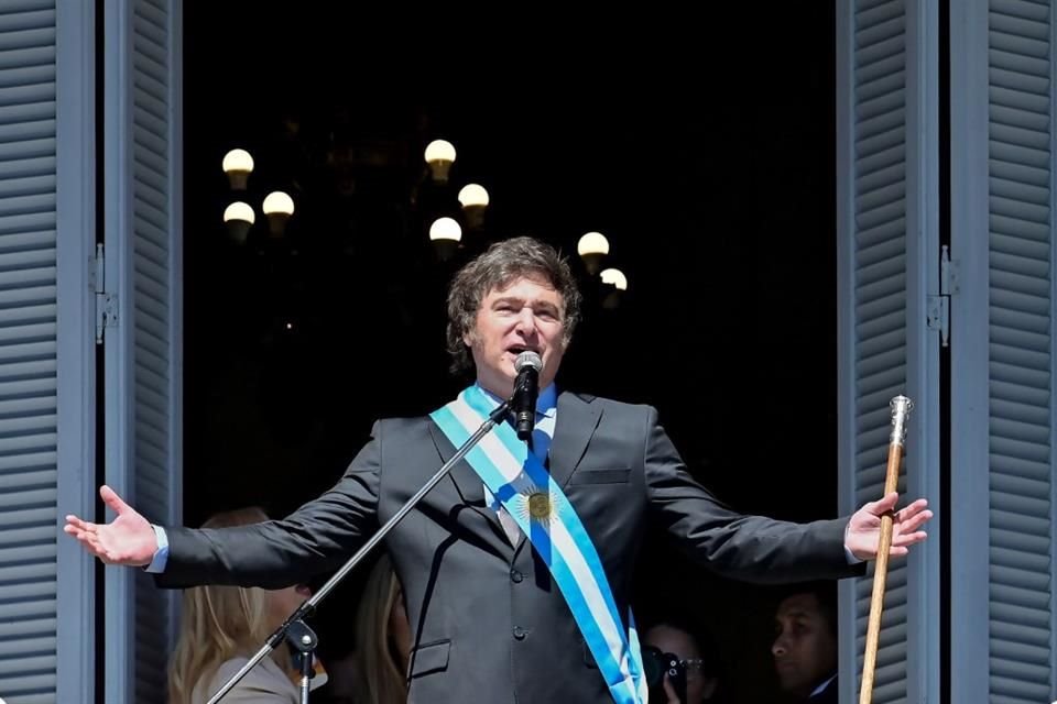 El Presidente argentino, Javier Milei,  desde un balcón de la Casa Rosada después de la ceremonia de Asunción Presidencial, en la ciudad de Buenos Aires, Argentina.