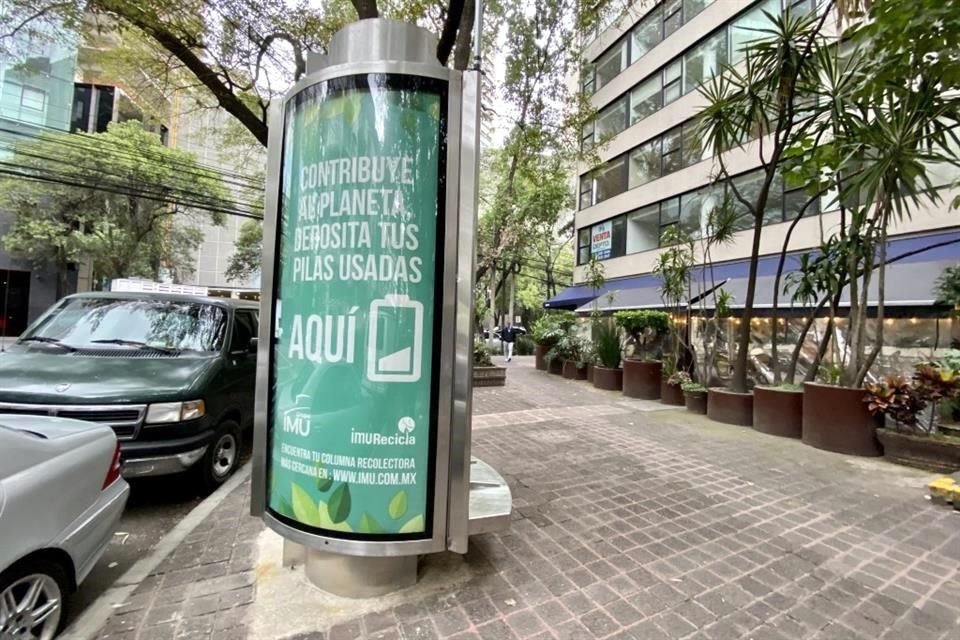 Los tótems que recolectan pilas para reciclaje se han propagado en la Ciudad. Vecinos acusan una baja utilidad.