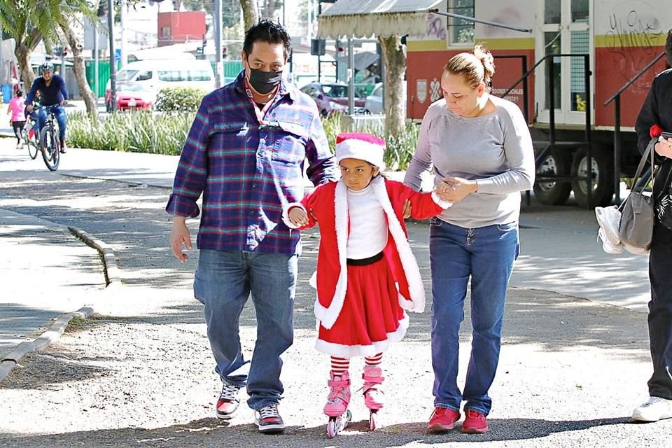 Mayrín, acompañada de sus papás, en el Parque de los Venados. Los niños también acudieron a patinar y andar en bici.