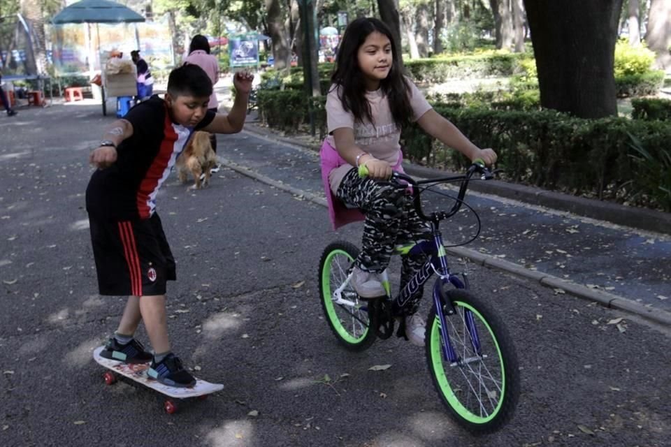 Decenas de niños acudieron a patinar y andar en bici.