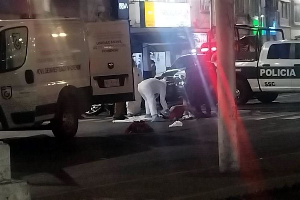 El hombre circulaba por el cruce de las calles Camarones y Cuitláhuac cuando perdió el control de su motocicleta y terminó impactándose en el asfalto.