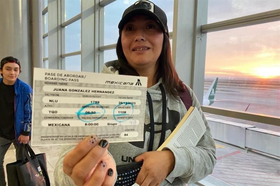Una pasajera presume su boleto del primer viaje de la nueva Mexicana de Aviación.